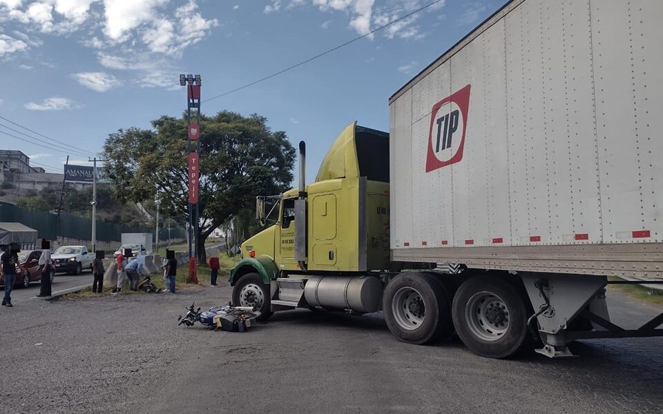 Choque entre trailer y moto