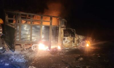 Camioneta calcinada sobre ductos de Pemex en Santiago Tulantepec