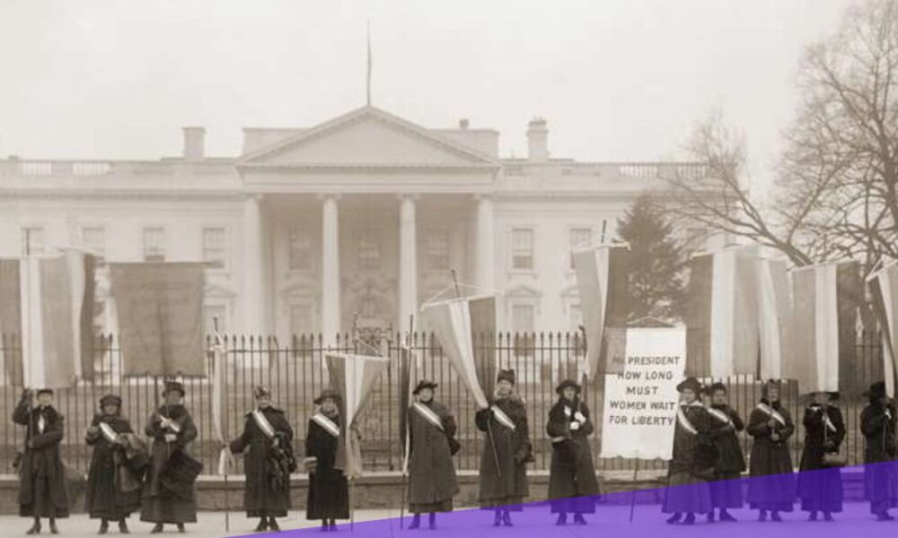 Mujeres en una manifestación del 8 de marzo, sosteniendo carteles por la igualdad de género